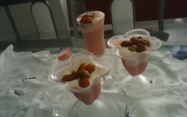 Gelatina ao leite com cobertura de creme de limão