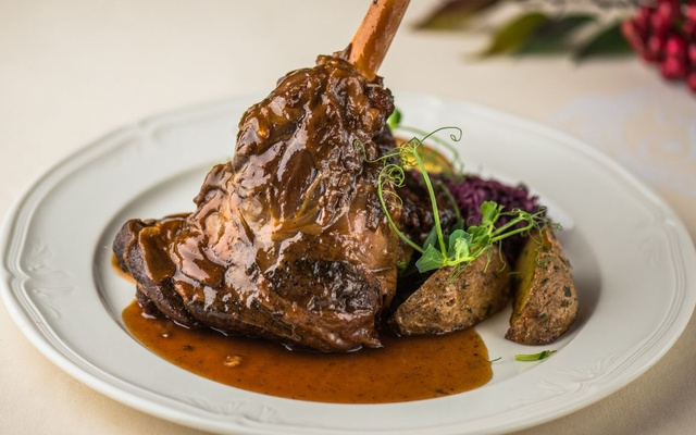 Cordeiro da felicidade servido com molho e batatas