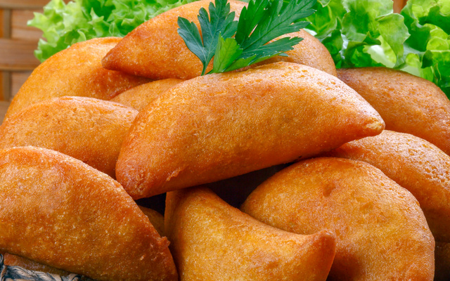 Pastel de angu com mix de queijos 