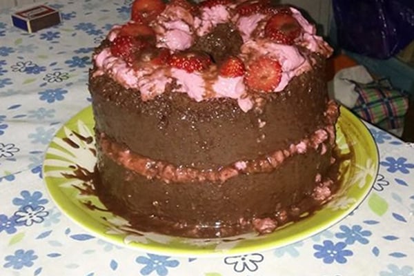Bolo de chocolate com recheio de morango