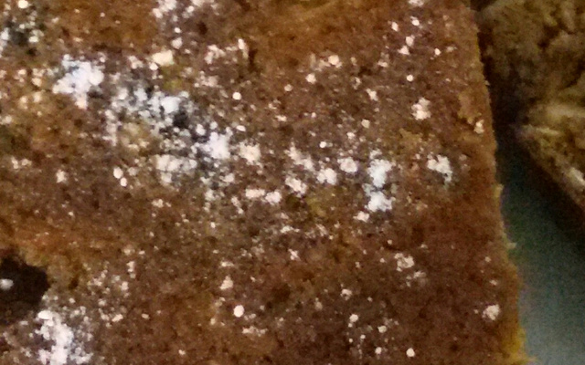 Bolo de maçã com canela e passas