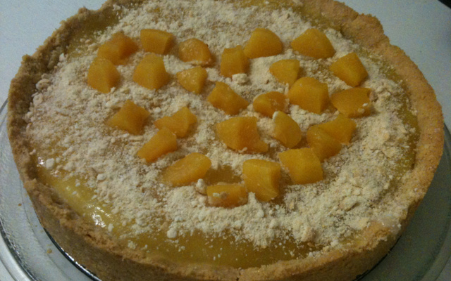 Torta de biscoito triturado com pêssego