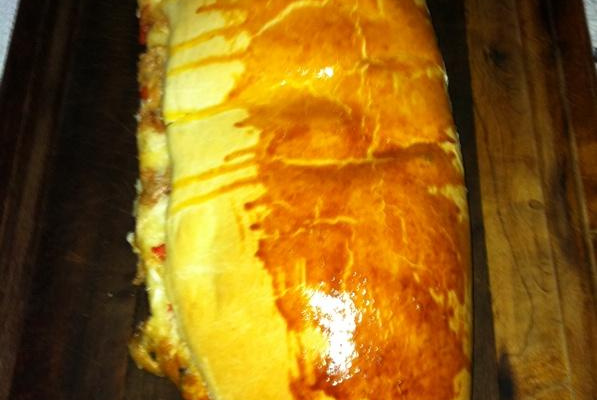 Pizza enrolada com recheio misto