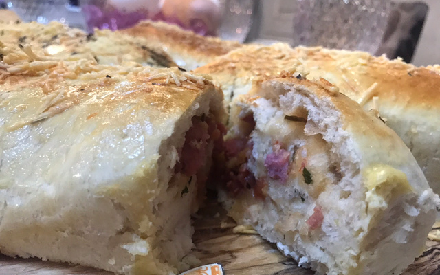 Pão recheado com lingüiça