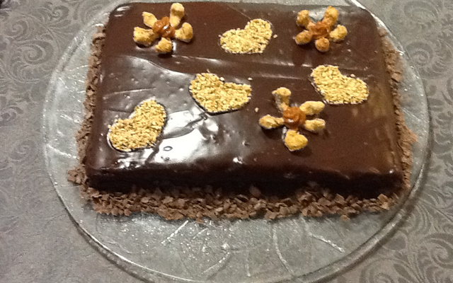 Bolo fácil chocolate com recheio de castanha de caju