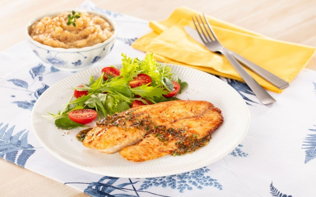 Tilápia grelhada com tomilho e purê de maçã assada