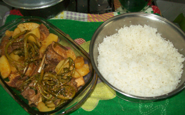 Costela com agrião e batata da Leuza