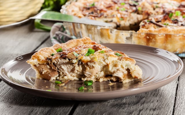 Torta de Frango com Requeijão e Batata palha