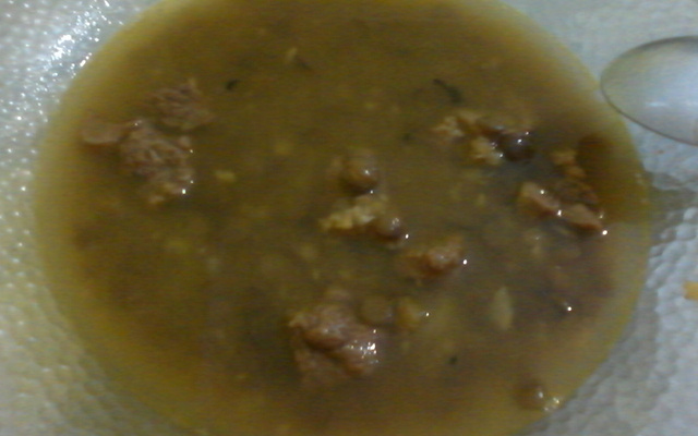 Caldo de lentilha com carne e limão