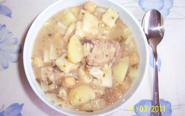 Sopa de grão-de-bico e costelinha