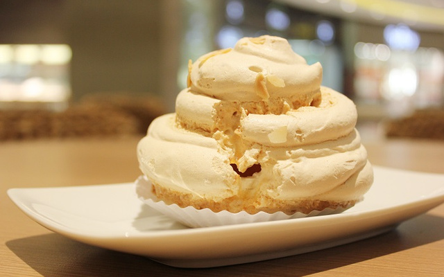 Suspiro de amêndoas merengado