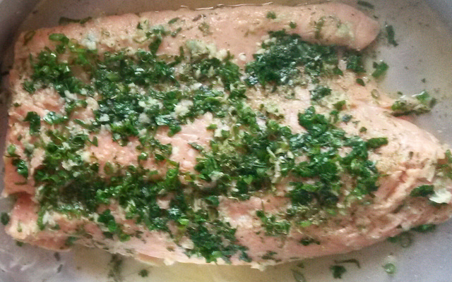 Salmão assado ao molho cítrico e de alcaparras