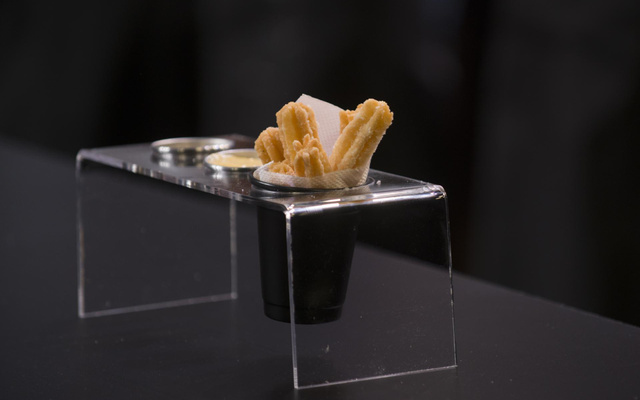 Churros com molho de maracujá e chocolate