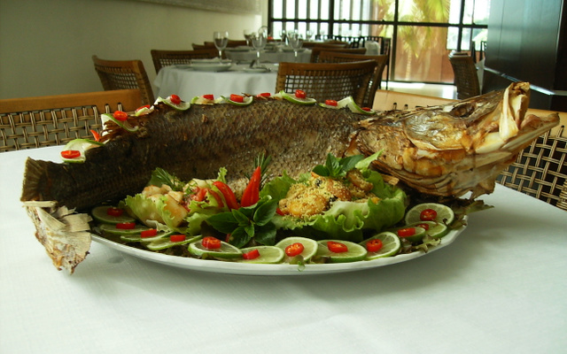 Robalo assado com farofa de castanhas