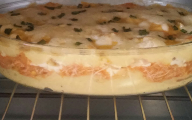 Polenta recheada com frango