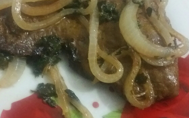 Bife de fígado acebolado