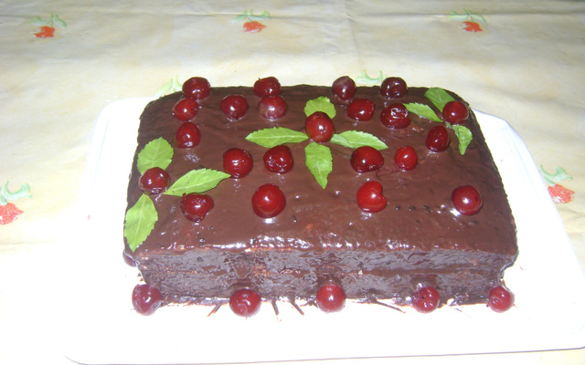 Bolo de chocolate com cereja banhado ao vinho e calda de cereja