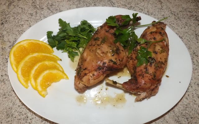 Coelho assado ao molho de laranja