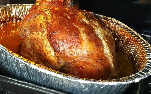 Pernil assado temperado com molho