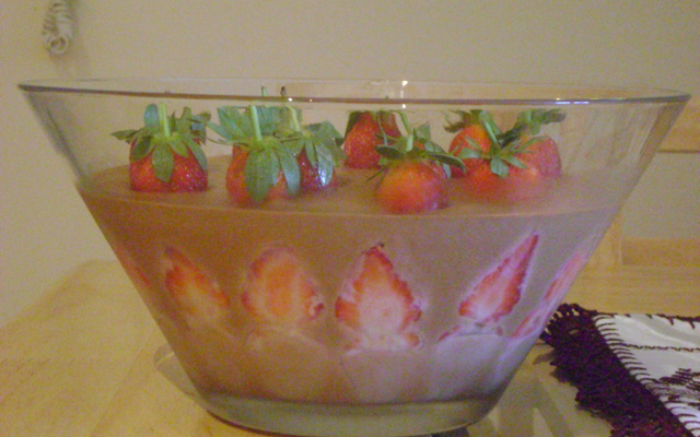 Mousse de Chocolate com Morangos e com Calda