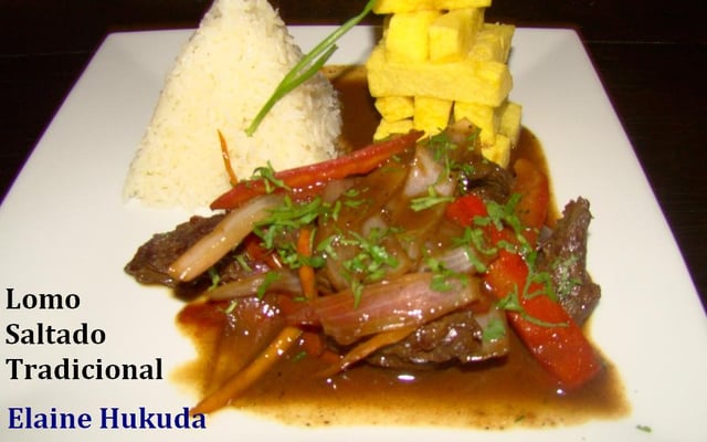 Lomo saltado (prato peruano)