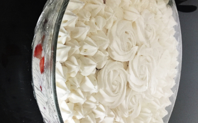 Delícia de morango com suspiro