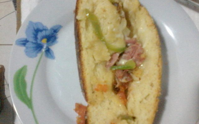 Pão de cebola e calabresa