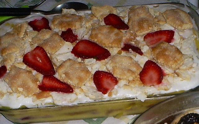 Pavê de morango com biscoito folhado