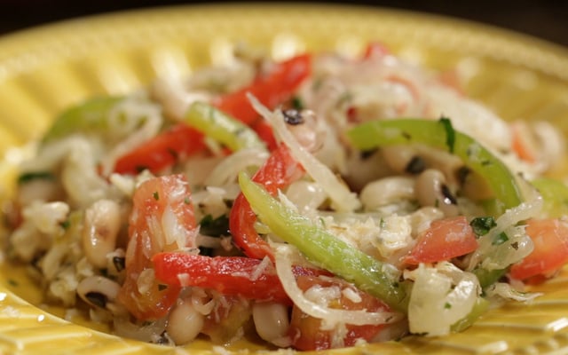 Salada de feijão-fradinho com bacalhau