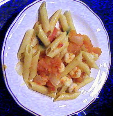 Penne ao molho de tomates com camarão