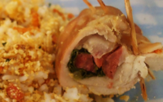 Sobrecoxa de frango recheada com calabresa e couve (fácil e prática)