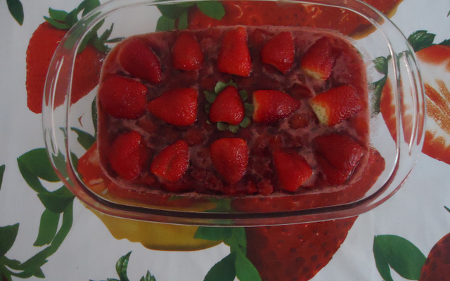 Brigadeirão com doce de morango