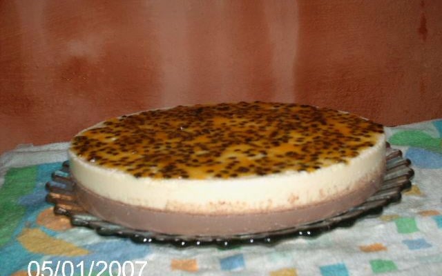 Bolo de chocolate com mousse de maracujá