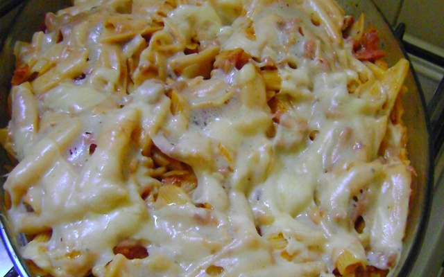 Penne com tirinhas de calabresa defumada ao molho branco e vermelho