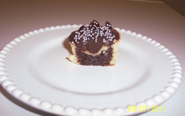 Cupcakes de baunilha cobertos e recheados com ganache