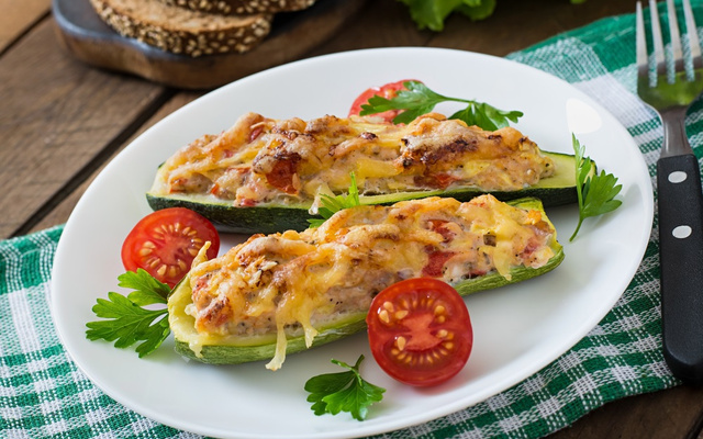 Barquinha de abobrinha recheada com carne moída