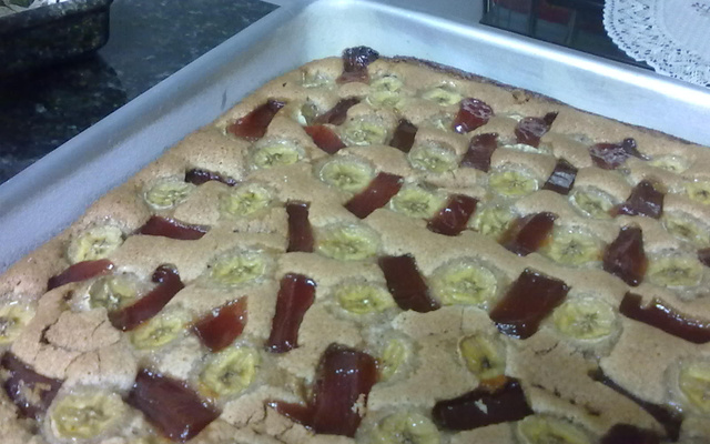 Bolo de banana, canela e goiabada