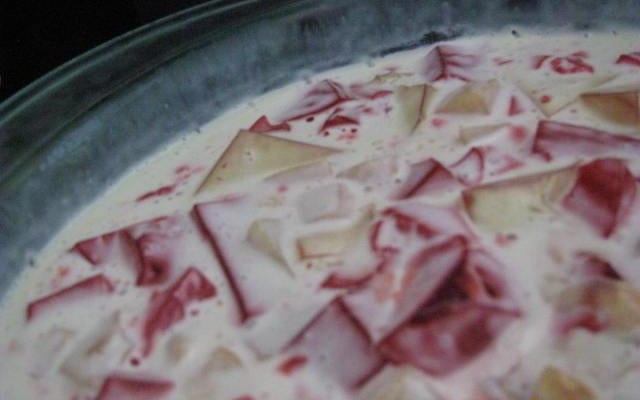 Gelatina colorida com pêssego em calda