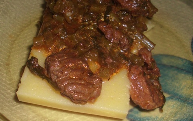 Polenta com carne e talo de espinafre