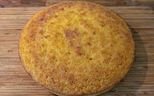 Broa de fubá molhadinha, fofinha e sem glúten