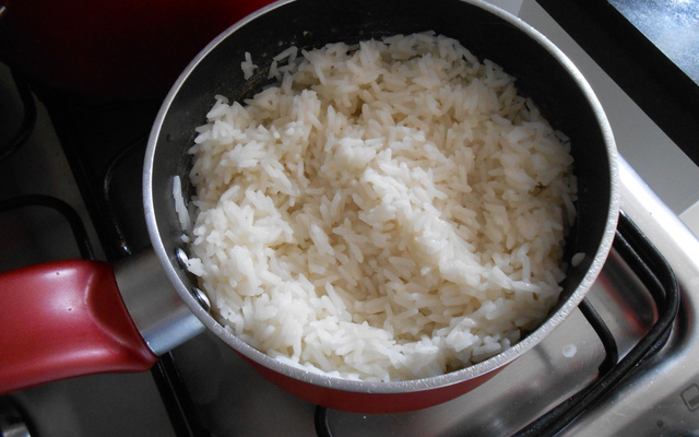 Arroz branco ao alho e óleo