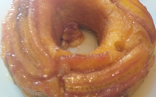 Bolo de banana com calda