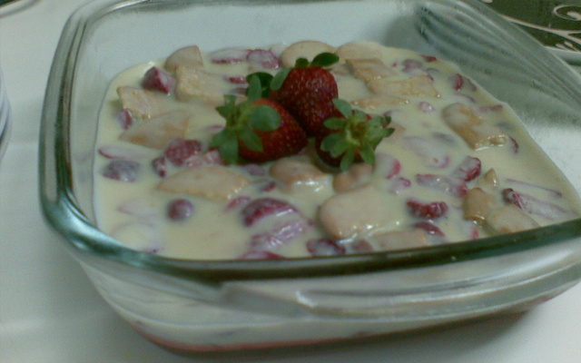 Sobremesa com gelatina de morango