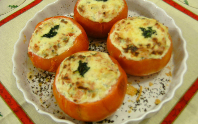 Tomates recheados com queijo colonial, molho branco especial, calabresa e milho verde