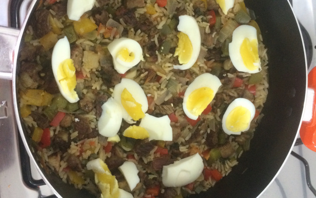 Arroz carreteiro com sobras de churrasco da Bianca