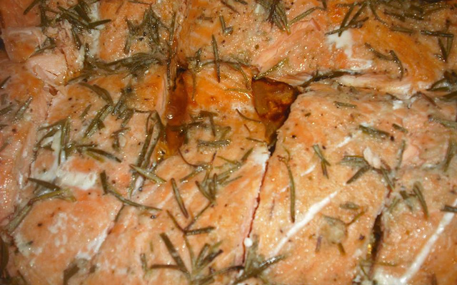 Salmão assado com molho de maracujá
