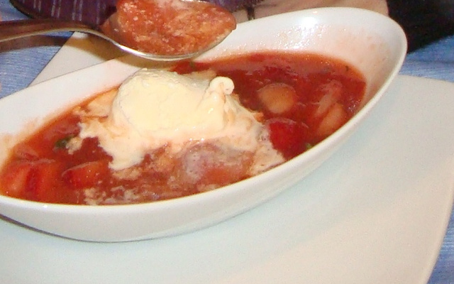 Sopa de morangos, manjericão e tomilho com sorvete de creme
