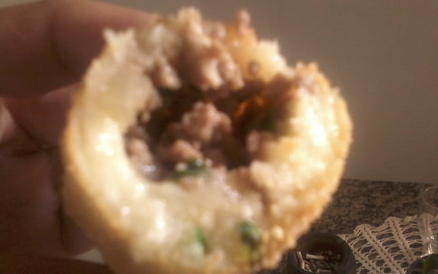 Bolinho de mandioca recheado de carne moída