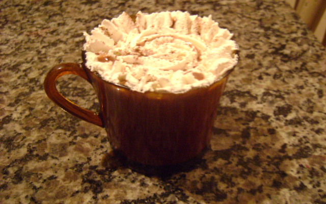 Chocolate quente com leite condensado e creme de leite