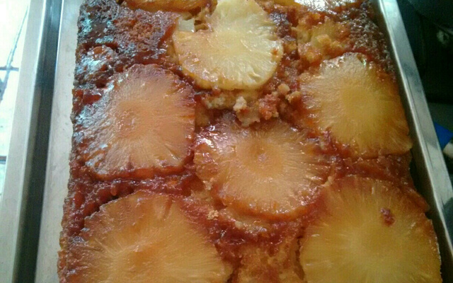 Bolo fácil de abacaxi caramelizado